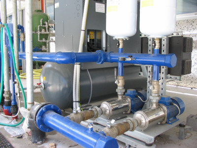 Bơm nước sản xuất và sinh hoạt trong một nhà kho công nghiệp - Ý